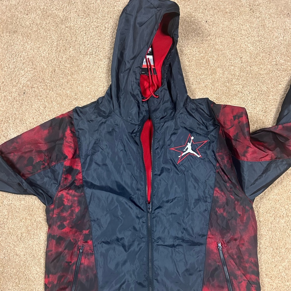 Nike Jordan Jacetwith regular fit and size type, making it